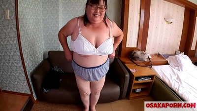 ແມ່ຍີ່ປຸ່ນໄຂມັນສະແດງໃຫ້ເຫັນ tits huge ຂອງນາງແລະມີຄວາມສຸກເປັນຂອງຫຼິ້ນທາງເພດ. ແມ່ຊາວອາຊີອາຍຸ 51 ປີເວົ້າກ່ຽວກັບປະສົບການທາງເພດຂອງນາງ. Yukiko 1 OSAKAPORN fatty milf